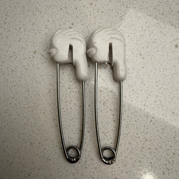 Set of 2 Vintage White Chic-a-dee Diaper Pins Baby Chicks Birds - Picture 5 of 7